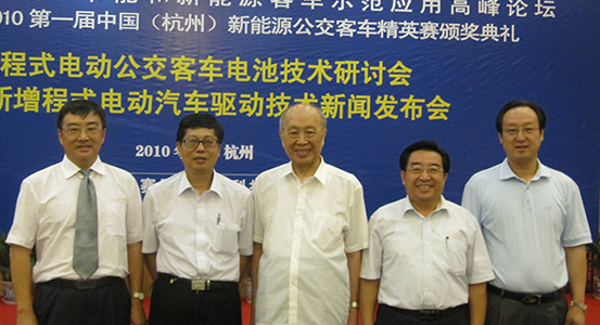 集團(tuán)董事長、總裁程清豐在參加中國節(jié)能和新能源客車示范應(yīng)用高峰論壇期間與行業(yè)專家和合作伙伴合影