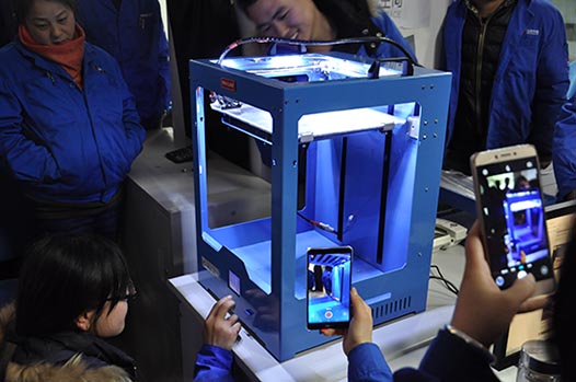 現(xiàn)場(chǎng)觀(guān)眾圍觀(guān)3D打印機(jī)