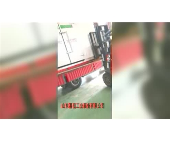 設(she)備裝貨現(xiàn)場(chang)待髮貨(huo)